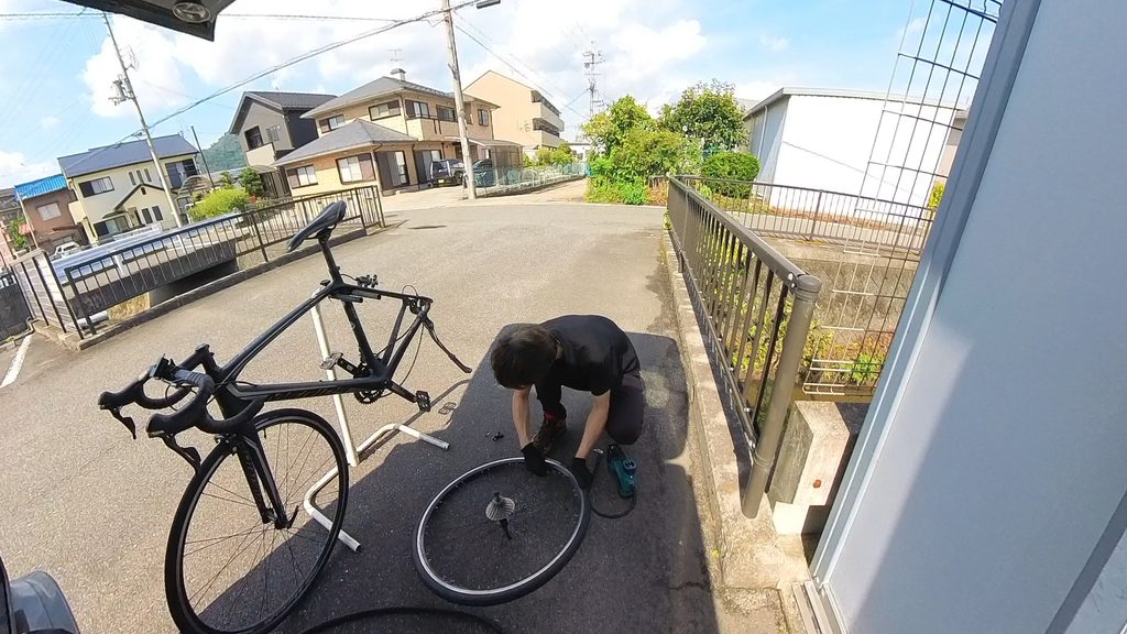湖南市石部西でロードバイクの後輪チューブ交換修理